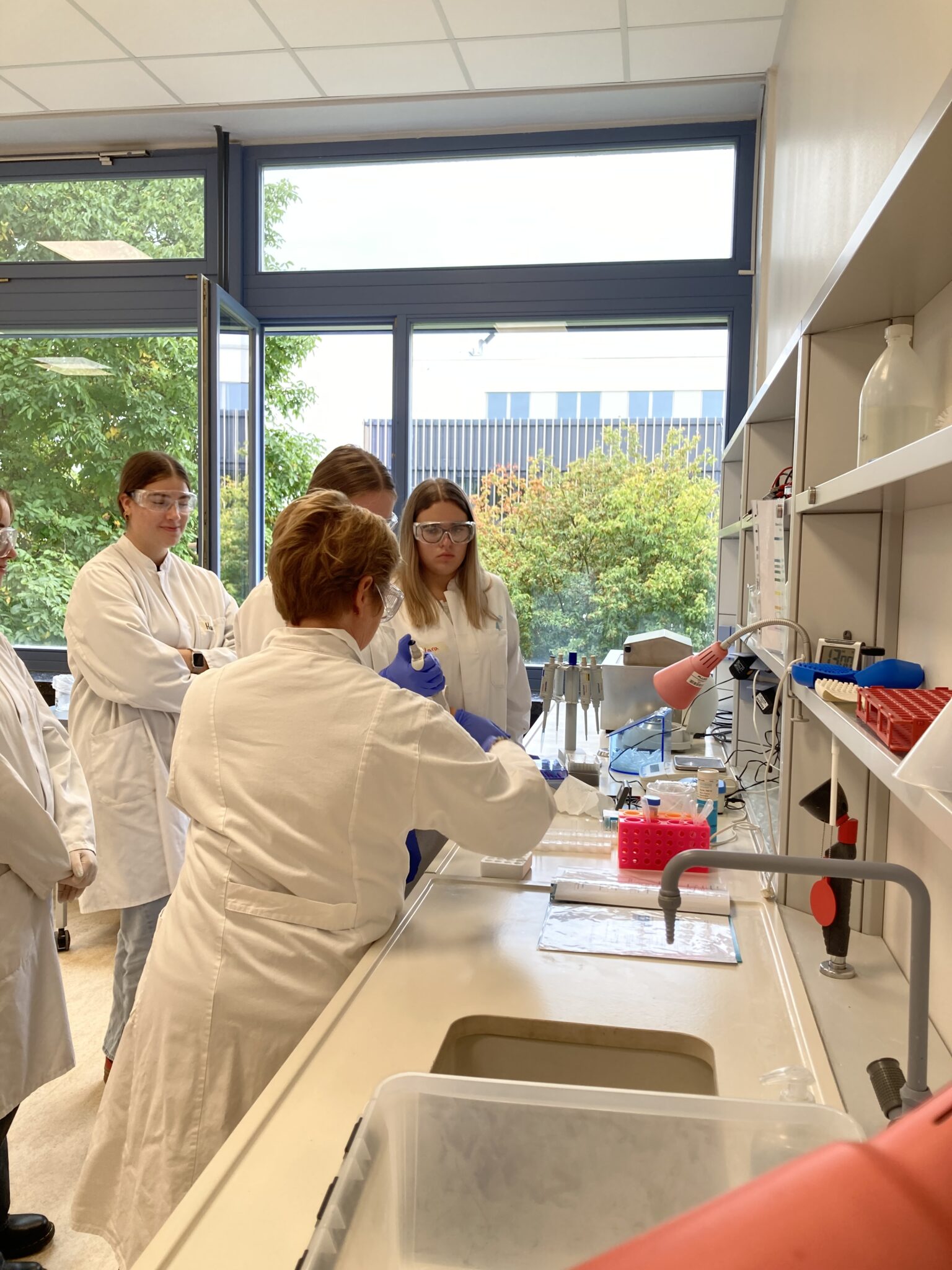 Biologiekurse der Oberstufe experimentieren im b!lab - Stiftung Schulen ...
